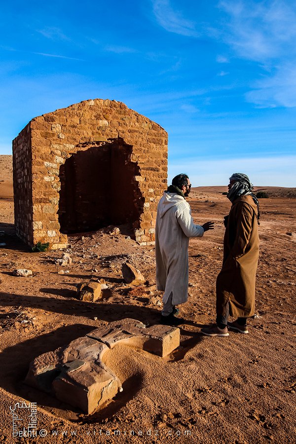 بناء حجري مجاور للبرج، ترك لمصير النهب