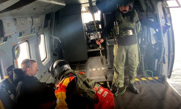 Evacuation sanitaire d'un marin russe au nord de la côte du Cap Djinet à Dellys