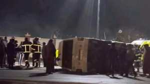 إصابة 15 شخصًا في اصطدام بين سيارة وحافلة بسطيف