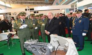 Le président de la République visite les différents stands de la 32e Foire de la production algérienne