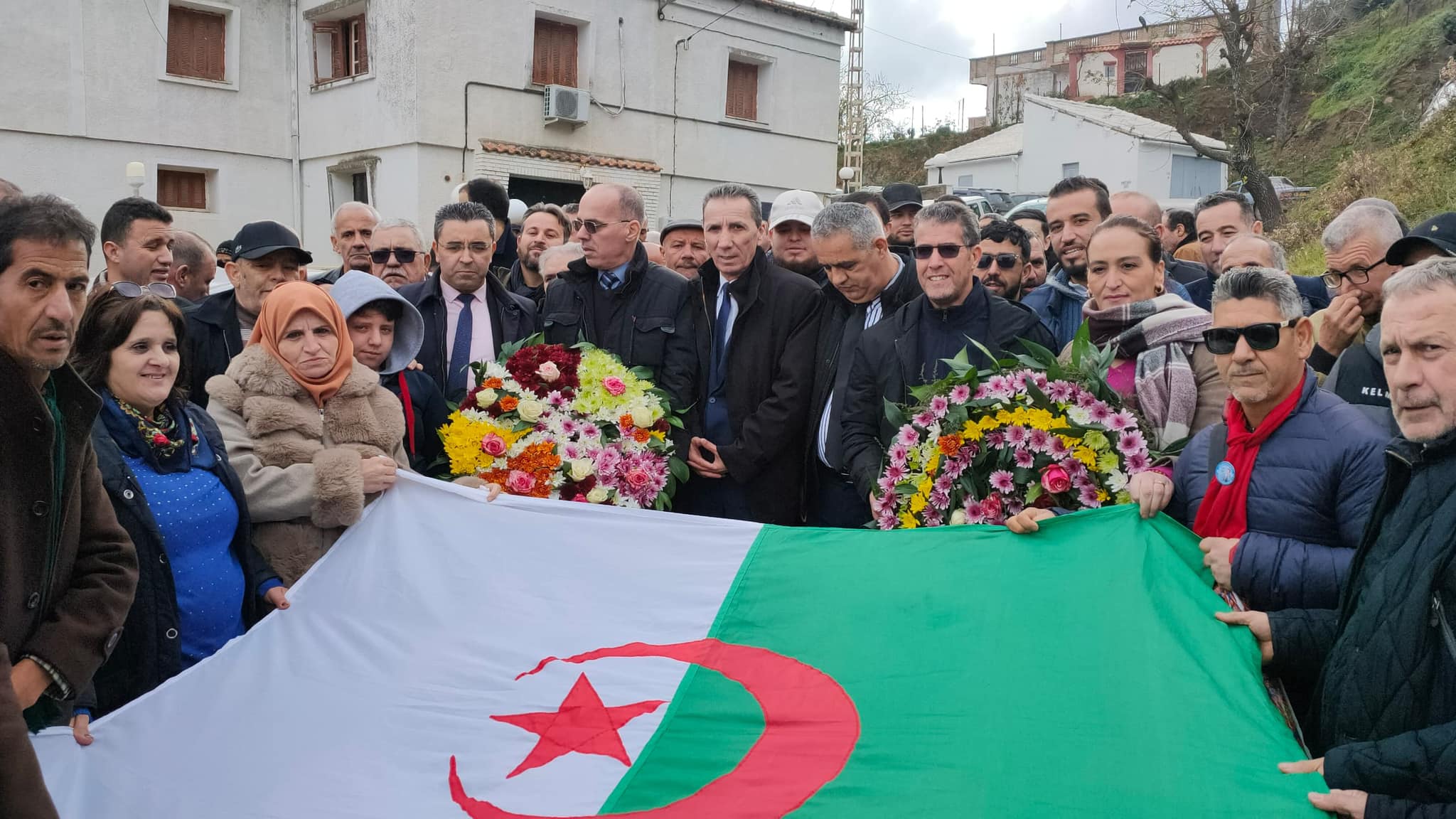 وقفة ترحم على روح المجاهد حسين آيت أحمد بتيزي وزو - الشعب أونلاين