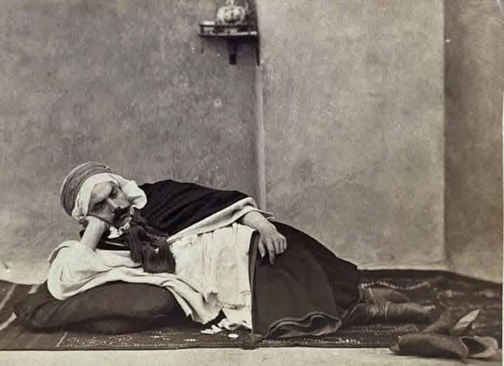 البرنوس الجزائري: رمز للتقاليد والهوية