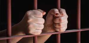 أمن وهران يطيح بتاجرين  للأسلحة النارية ويصادر مسدسين ناريين وكمية من الذخيرة