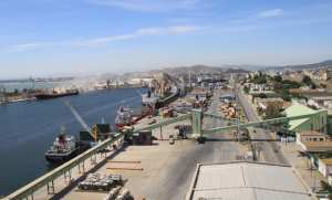 Le quai minéralier en construction au port d'Annaba: ligne de départ des exportations algériennes de phosphates et d'engrais