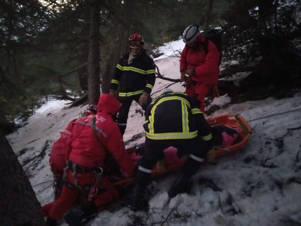 إنقاذ 3 أشخاص عالقين في الثلوج بسطيف - الشعب أونلاين