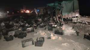 وفاة شخصين وإصابة 12 آخرين في حادث تصادم بين شاحنتين وحافلة بالوادي