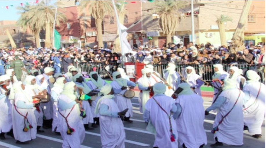 Grand défilé reflétant la diversité du patrimoine culturel national