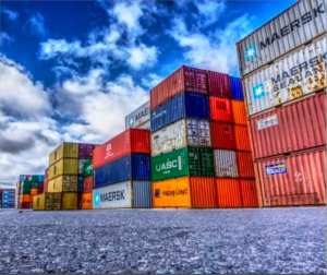 Exportation de 27.360 pièces de câbles chargeurs et pochettes de téléphone portable vers le Qatar