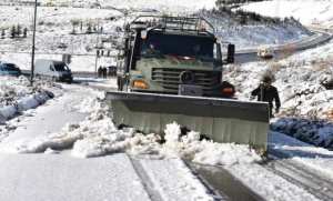 Intempéries: poursuite des opérations de réouverture des routes bloquées par la neige