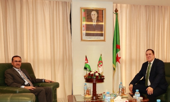 Le ministre de la Communication reçoit l'ambassadeur de Jordanie à Alger