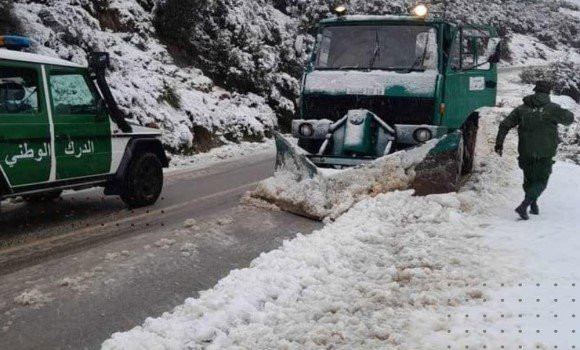 Intempéries: poursuite des opérations de réouverture des routes bloquées par la neige