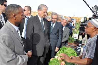 خلال زيارة للولاية والتقائه بأعيان وممثلي المجتمع المدني                                    سلال يلتزم بحل مشكل الشغل بورقلة