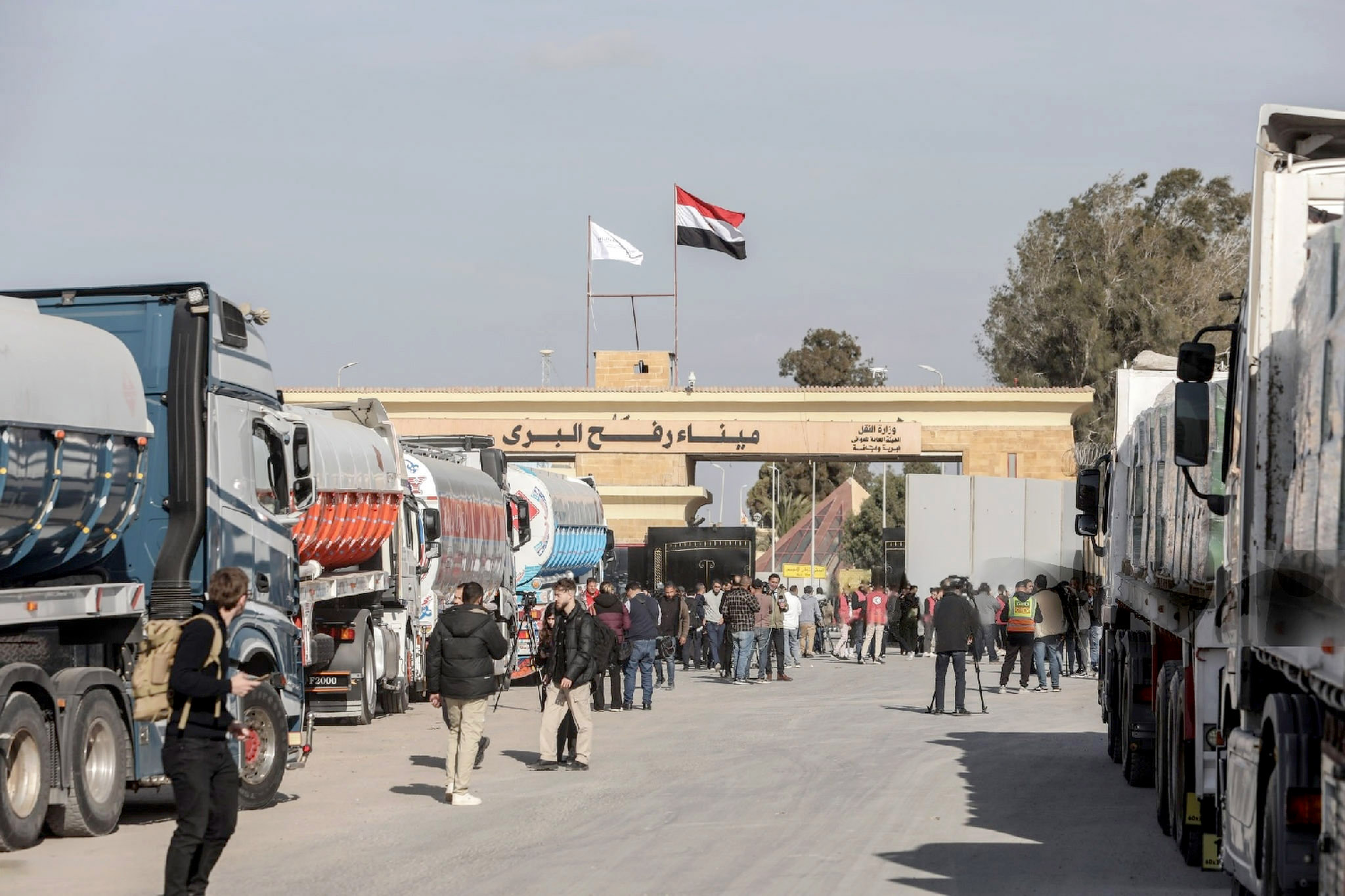 Planète (Palestine/Moyen Orient/Asie) - Une crise humanitaire sans précédent après 15 mois de massacres: L’espoir de voir moins de chars et plus de camions d’aide à Ghaza