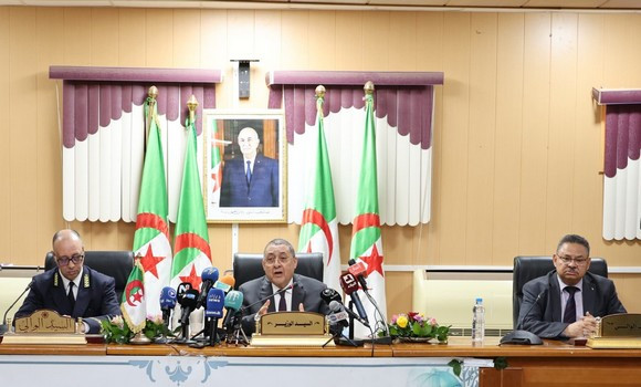 Merad installe le nouveau wali de Bechar