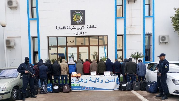 أمن وهران يفكّك شبكة لتهريب المهاجرين السريين