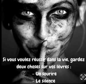 Un sourire et le silence