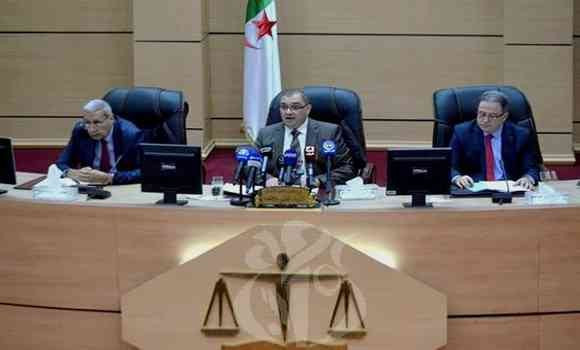 Boudjemaa se réunit avec les présidents et les commissaires d'Etat près les tribunaux administratifs d'appel et administratifs