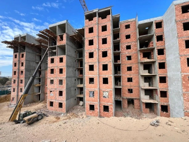 بعد تأخر إنجاز 150 سكنا ترقويا مدعما بمستغانم  .... فسخ التعاقد مع المقاولة المكلفة بالبناء