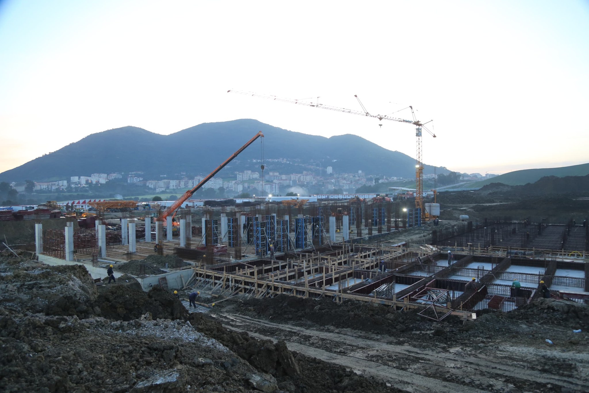 بلعريبي يتفقد المشروع الاستشفائي الجامعي بتيزي وزو - الشعب أونلاين