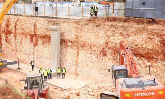 Le wali d'Oran supervise la mise en place des premiers éléments préfabriqués en béton de la trémie de la 