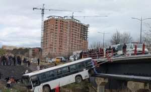 سطيف: إصابة 17 شخصا في حادث انحراف حافلة وسقوطها من الجسر