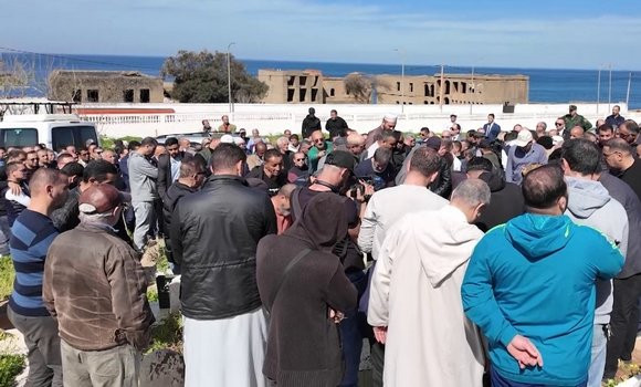 Le journaliste Mohamed Lamsen inhumé au cimetière de Aïn Benian à Alger 