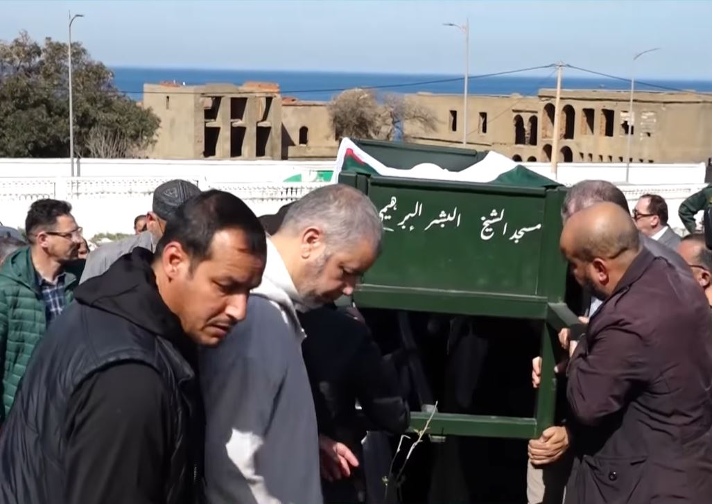 جثمان الصحفي لمسان يوارى الثرى بمقبرة عين البنيان بالعاصمة - الشعب أونلاين