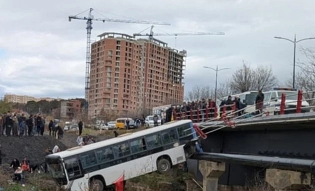 سطيف: إصابة 17 شخصا في حادث انحراف حافلة وسقوطها من الجسر