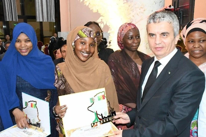 والي معسكر فؤاد عايسي يشارك طالبات إقامة 