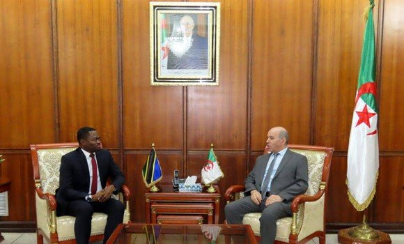Le ministre de la Santé reçoit l'ambassadeur de Tanzanie en Algérie