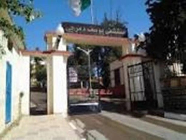 عقب انهيار سقف بورشة بناء بتيارت.....   الوالي سعيد خليل يطمئن على حالة المصابين بمستشفى 