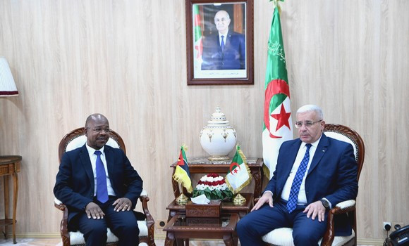 Boughali reçoit l'ambassadeur du Mozambique à Alger