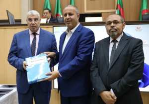 والي وهران يُشرف على تسليم 1020 دفتر عقاري كأملاك للبلديات