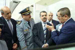 وزير المالية يعاين مكاتب صرف منحة السفر بوهران - الشعب أونلاين