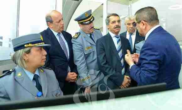 وزير المالية يعاين مكاتب الصرف بمطار وميناء وهران