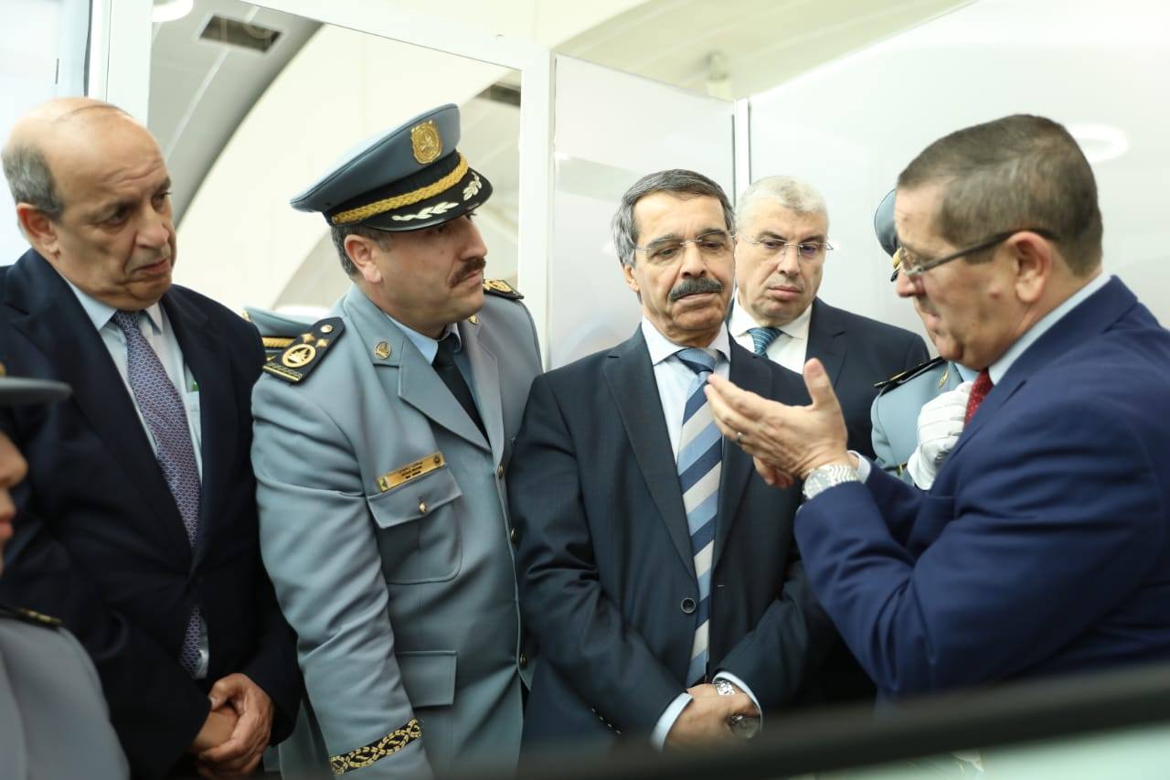 وزير المالية يعاين مكاتب صرف منحة السفر بوهران - الشعب أونلاين