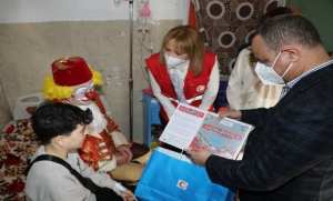 La présidente du CRA partage la joie de l'Aïd El-Fitr avec les enfants atteints de cancer au CHU Mustapha-Pacha à Alger