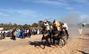 Festival de fantasia de Bordj Benazzouz: les cavaliers offrent un spectacle haut en couleurs lors de la 4e édition