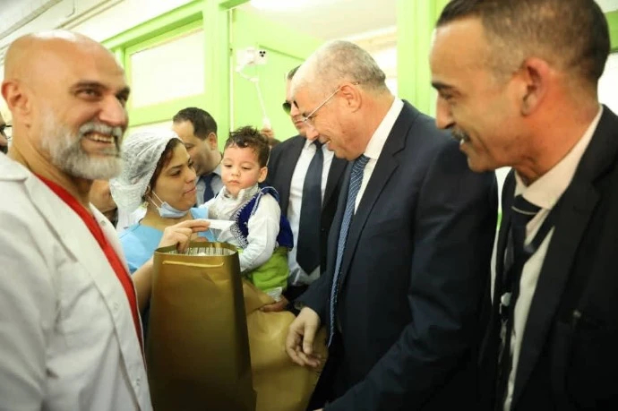 والي وهران يقف على سيرورة حملة الختان الجماعي للأطفال التي نظّمها المركز الاستشفائي الجامعي لوهران بالتنسيق مع جمعية لالا القلب المفتوح