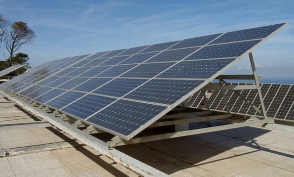 تندوف : إطلاق أشغال إنجاز أكبر محطة لإنتاج الكهرباء بالطاقة الشمسية بغارا جبيلات