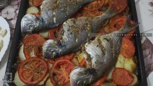 Poisson au four à la tomate et aux légumes – Version Tlemcen
