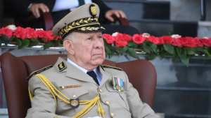 الفريق أول شنقريحة يعزي في وفاة رئيس أركان كتيبة للمشاة بالقطاع العسكري بالوادي