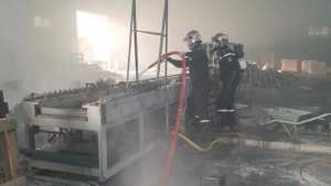 إخماد حريق مصنع لتصنيع البلاستيك بولاية سوق أهراس