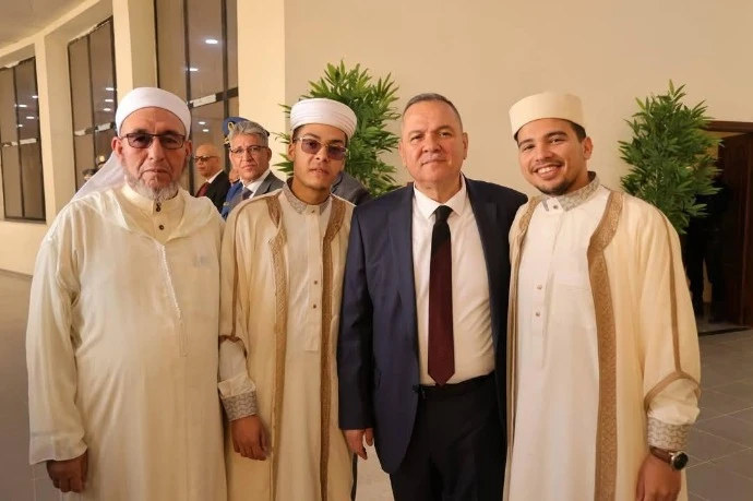 نظير فوزهما بالمرتبتين الأولى والثانية وطنيا ...والي تيارت يُكرّم القارئين