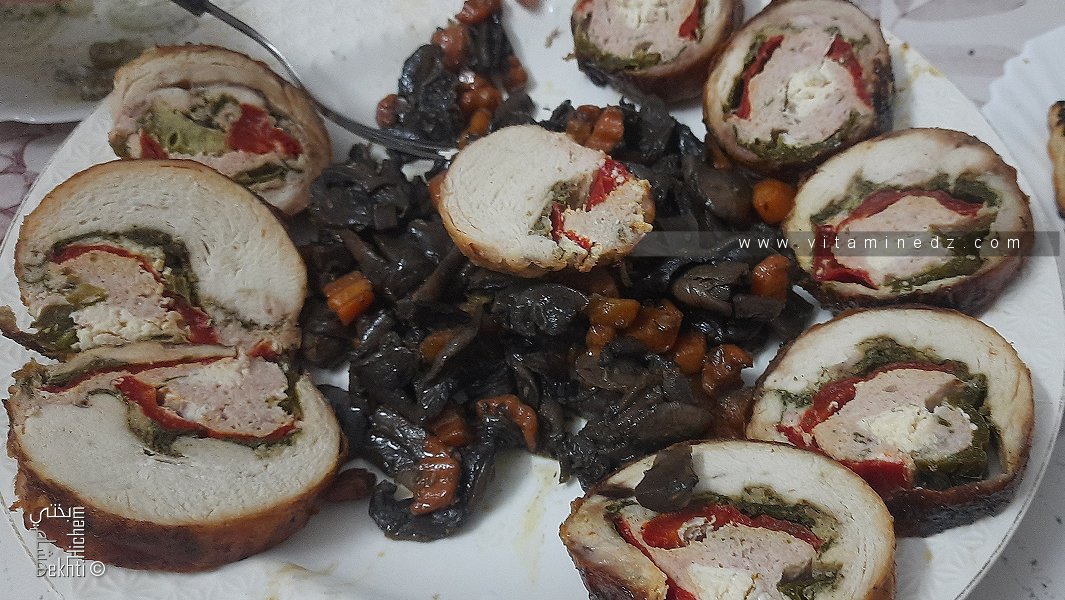 Poulet ficelé farci aux poivrons et fromage, accompagné de légumes au beurre