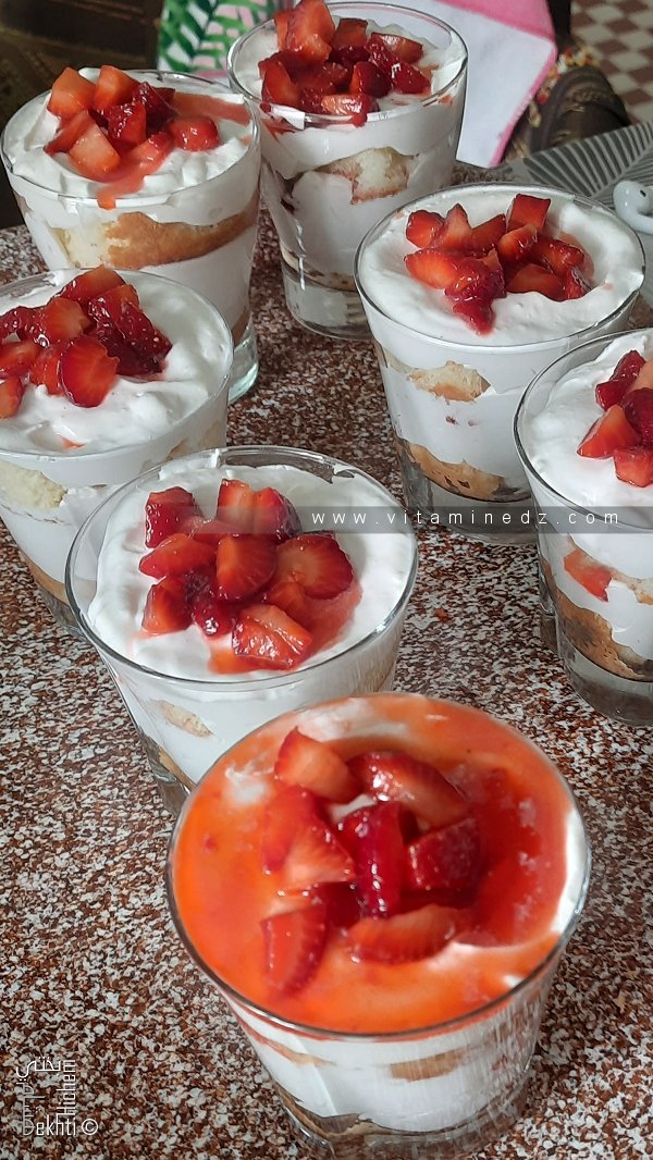 شاتوي الفراولة في أكواب: