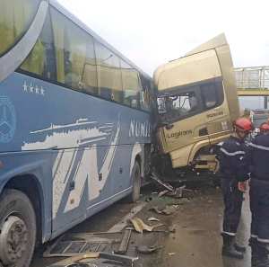 Algérie (Tadmaït/Tizi Ouzou) -  Collision entre un bus et deux semi-remorques