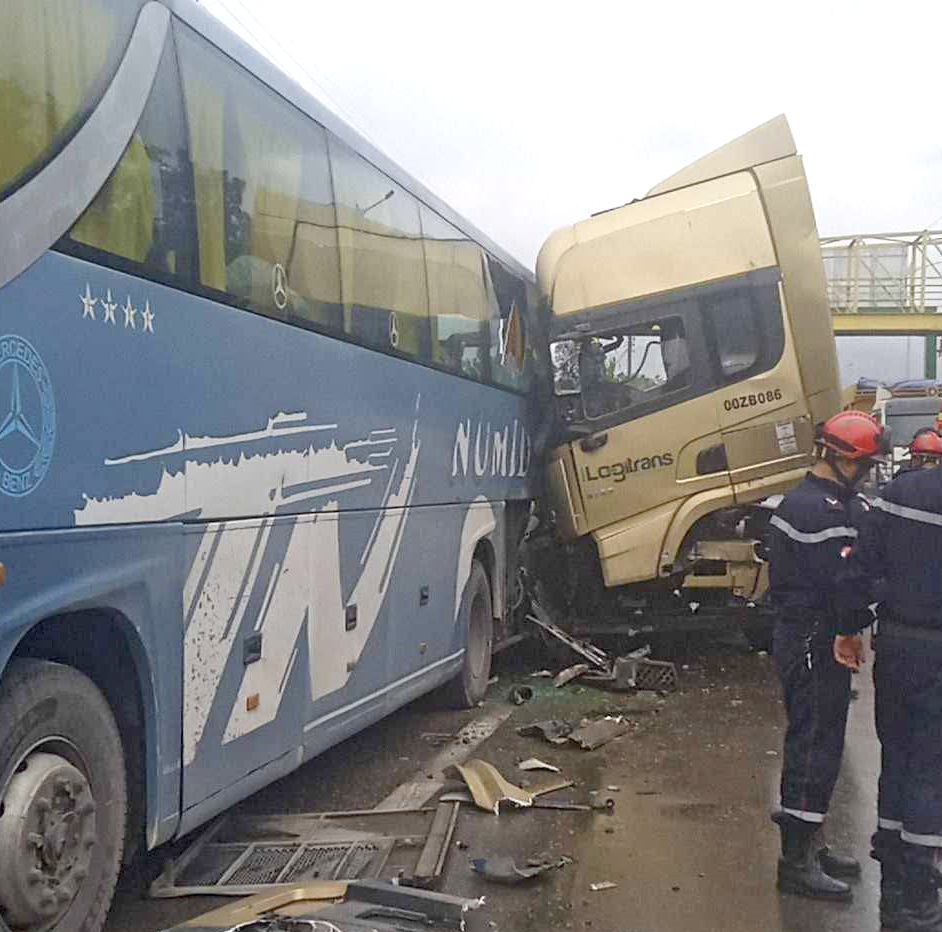 Algérie (Tadmaït/Tizi Ouzou) -  Collision entre un bus et deux semi-remorques