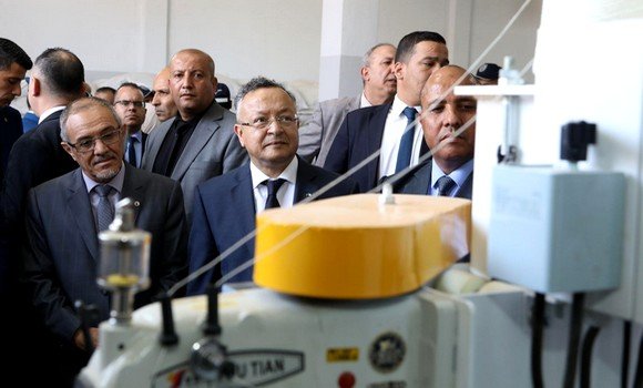 بحث علمي: بداري يدشن وحدة إنتاج علف المواشي المستخلص من بقايا النخيل بالقنطرة ببسكرة