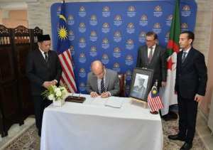 شايب يوقع بمقر سفارة ماليزيا بالجزائر على سجل التعازي إثر وفاة رئيس وزراء ماليزيا الأسبق عبد الله أحمد بدوي